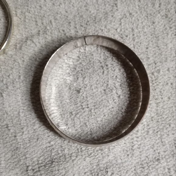 Silvertone hammered Bangle bracelet - Picture 4 of 5